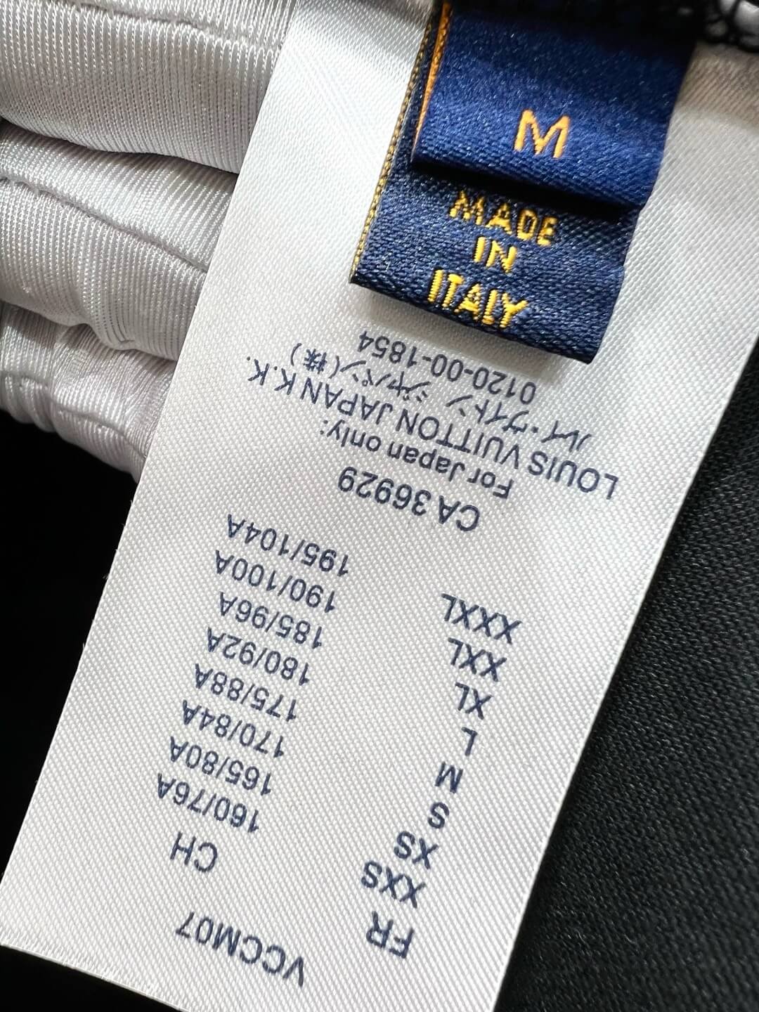 Camiseta con letras tridimensionales