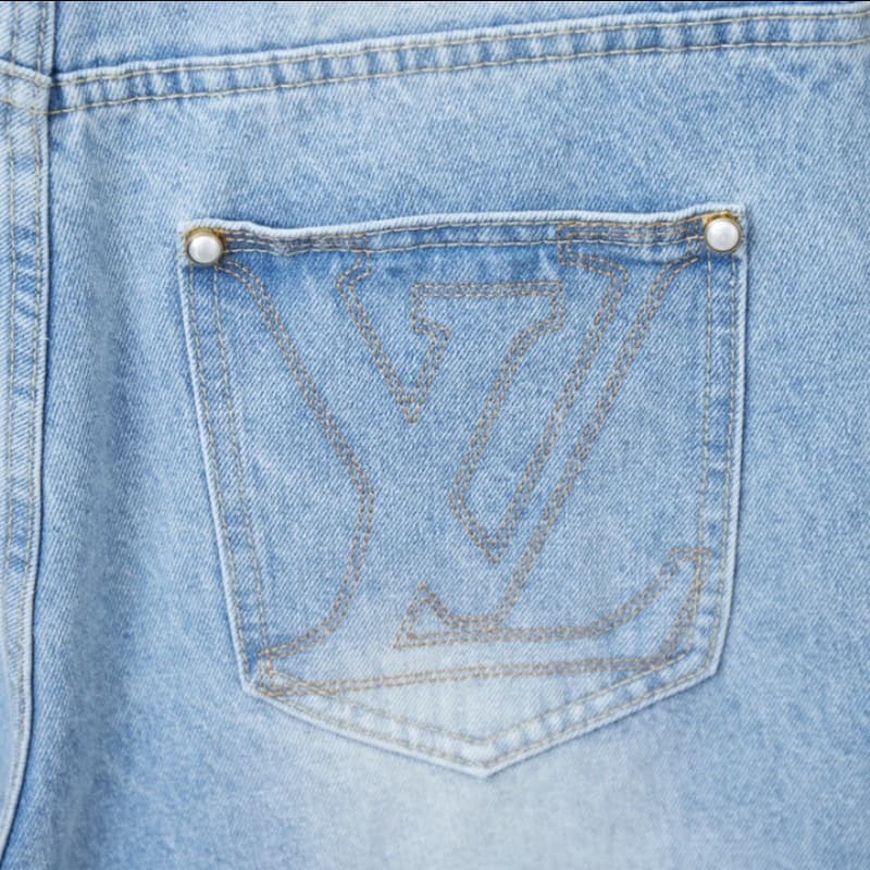 Shorts vaqueros con letras bordadas en el bolsillo
