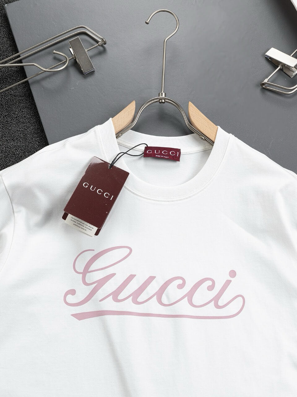 Camiseta con estampado de letras rosas
