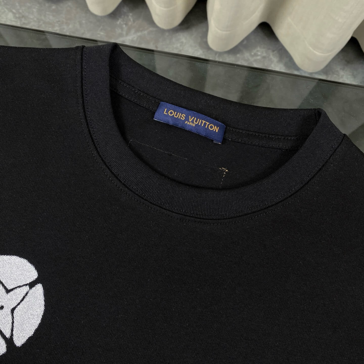 Camiseta con letras de grafiti