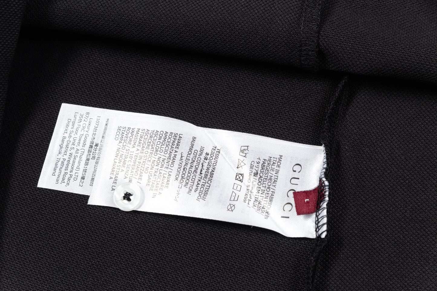 Polo con estampado de letras y cuello en contraste