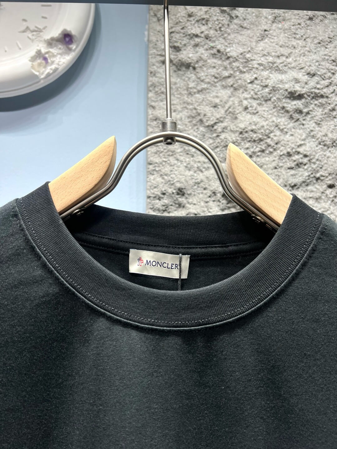 Camiseta con bordado delantero y trasero