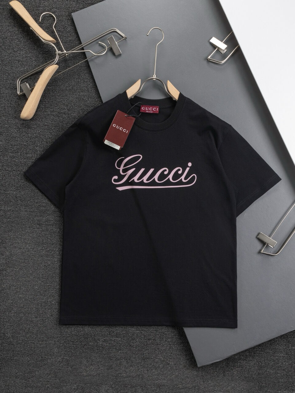 Camiseta con estampado de letras rosas