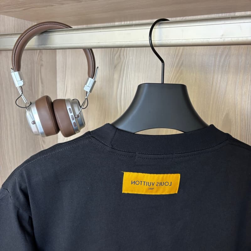 Camiseta con letras bordadas y bolsillo en el pecho