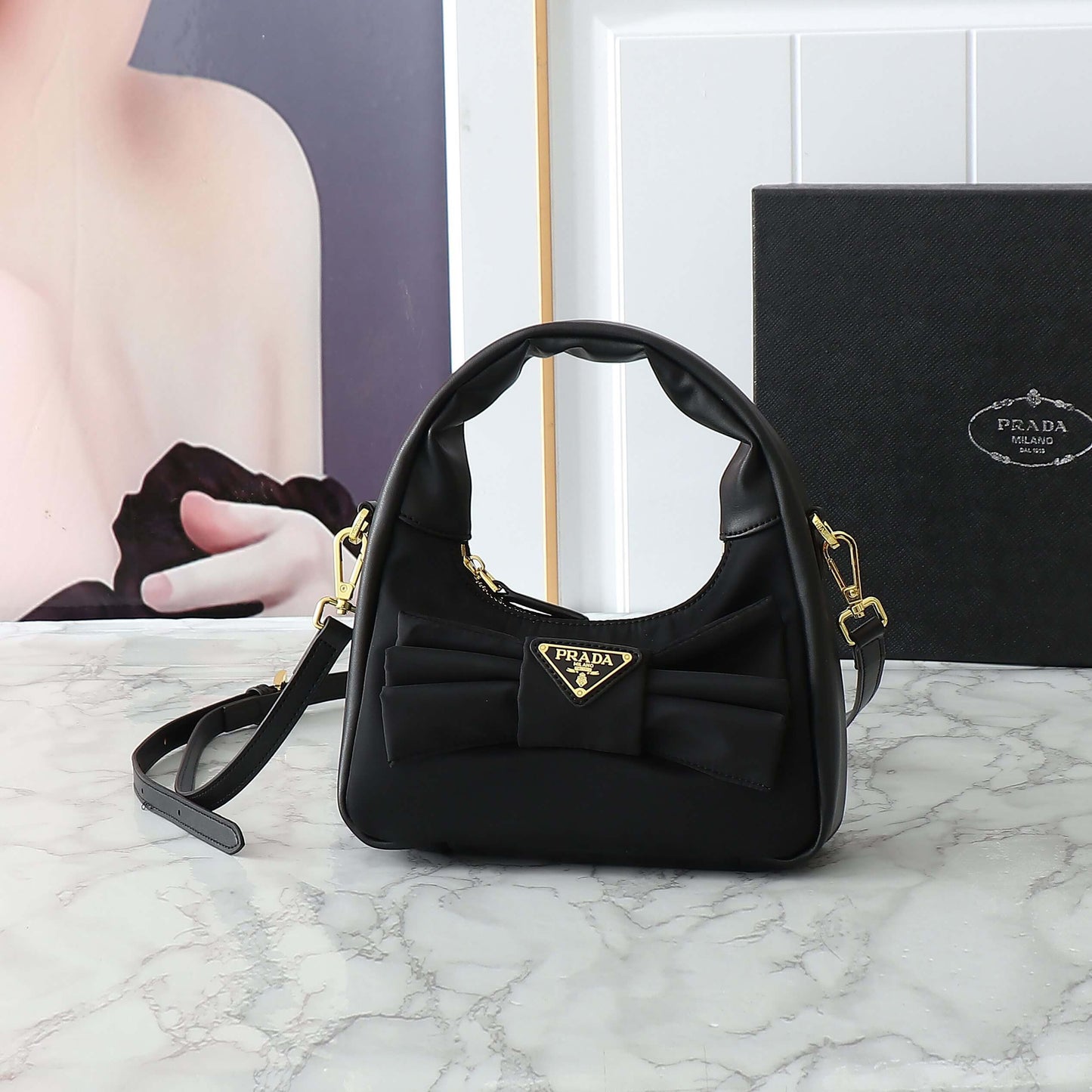 Bolso de hombro con lazo de cuero y paneles de nailon para la axila