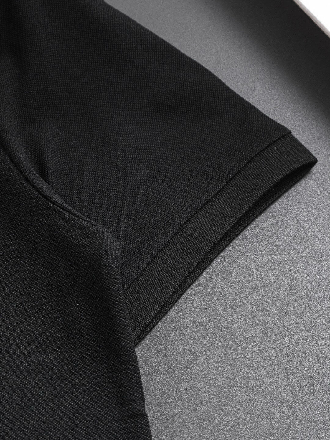 Camiseta con triángulo metálico en el pecho