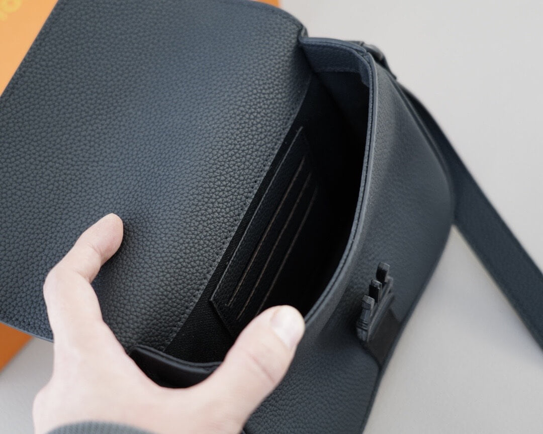 Sac à bandoulière classique à boutons et lettres simples