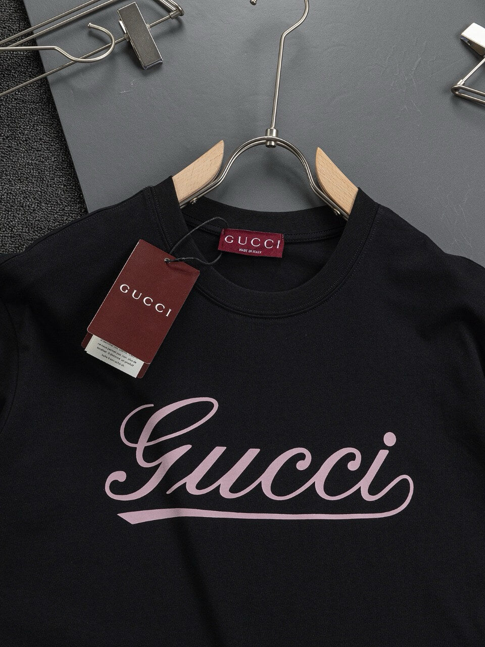 Camiseta con estampado de letras rosas
