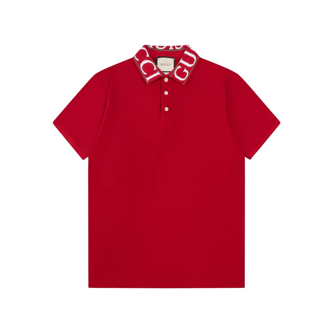 Camiseta polo con letras en el escote