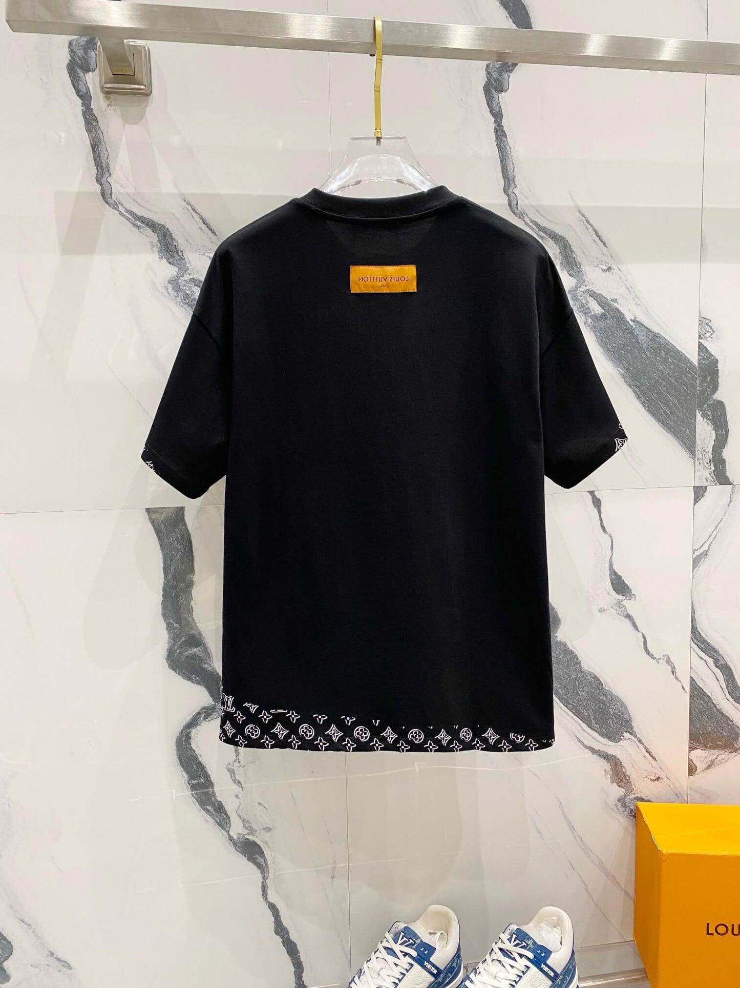 Camiseta con bordado de diseño oculto