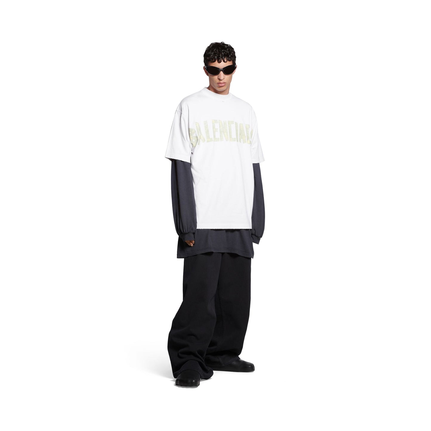 Camiseta con estampado de letras amarillas