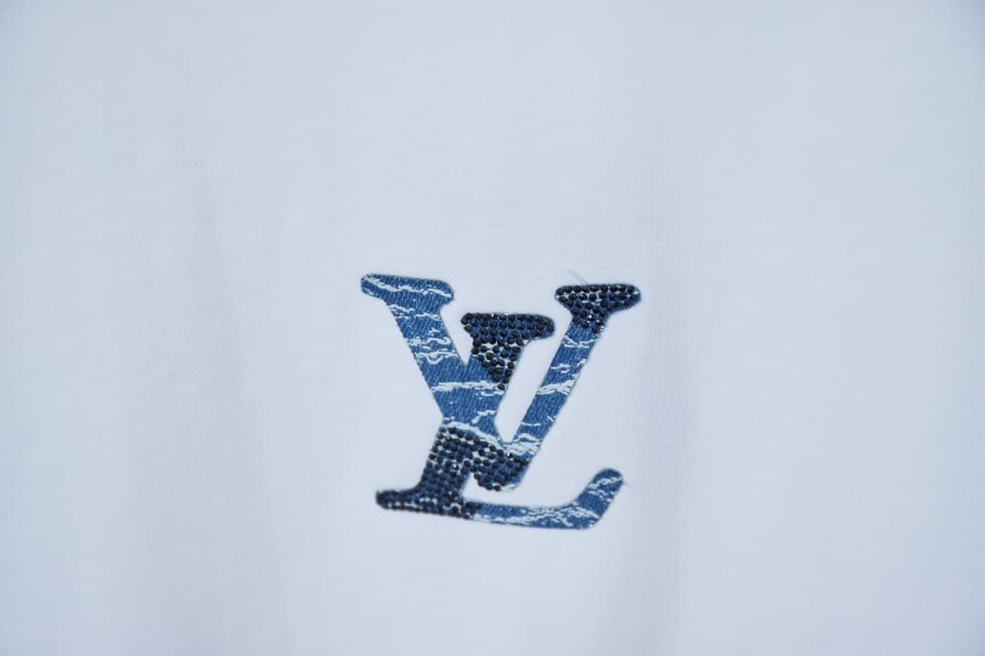 Nueva camiseta con parche de mezclilla y letras de diamantes de imitación 2025
