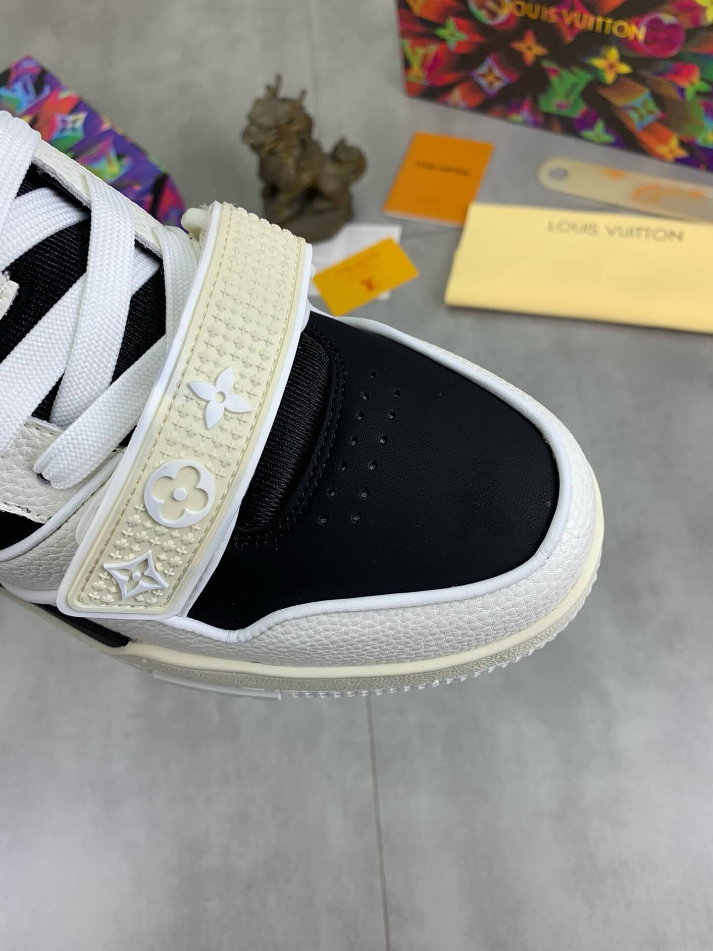 Zapatillas deportivas con tacón bordado