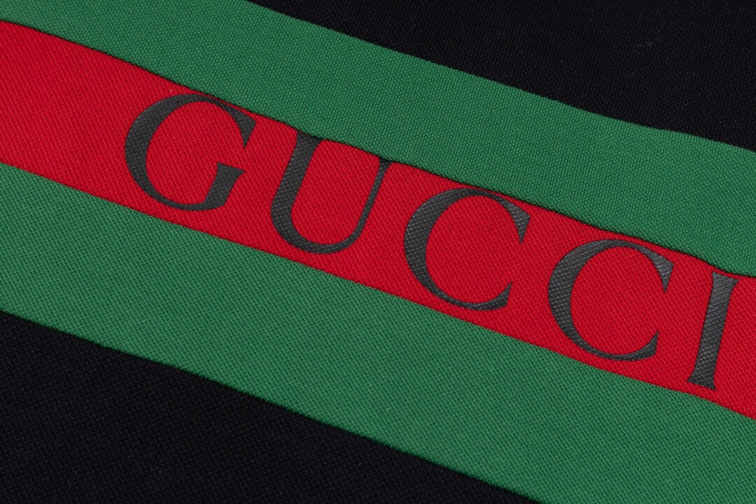 Camiseta polo de rayas rojas y verdes
