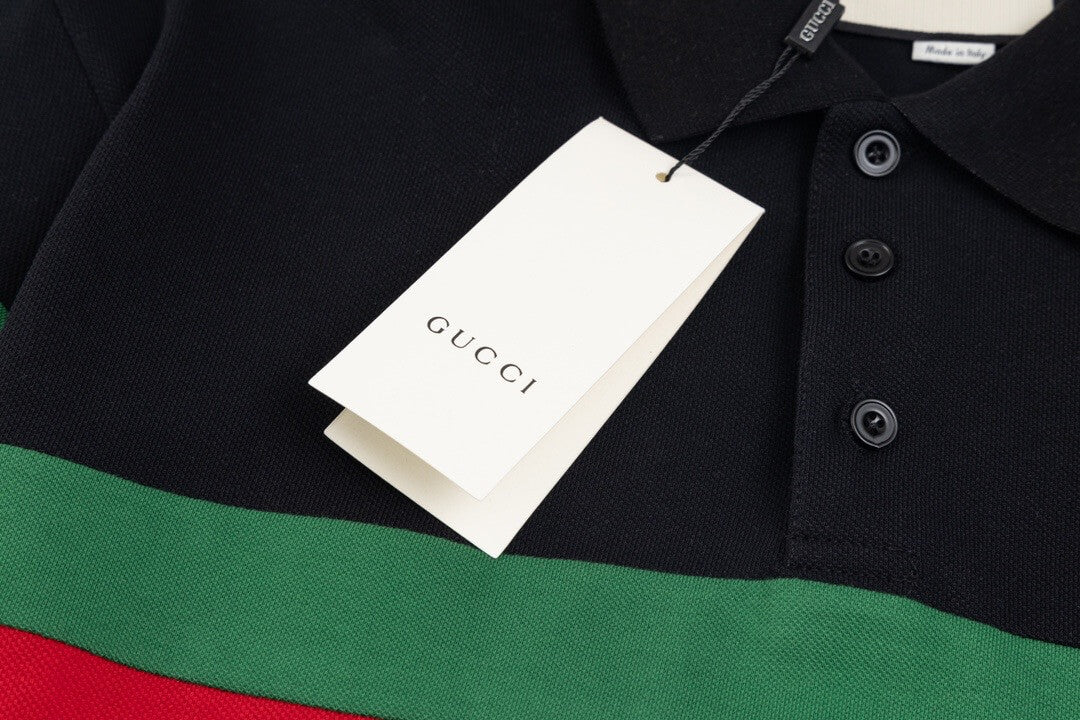 Camiseta polo de rayas rojas y verdes