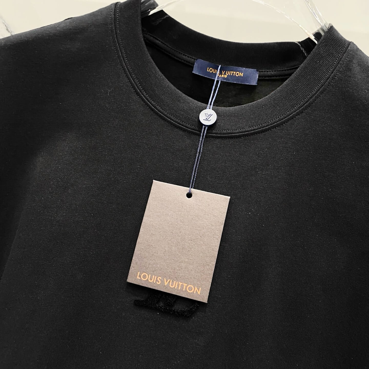 T-shirt sur le processus de moussage