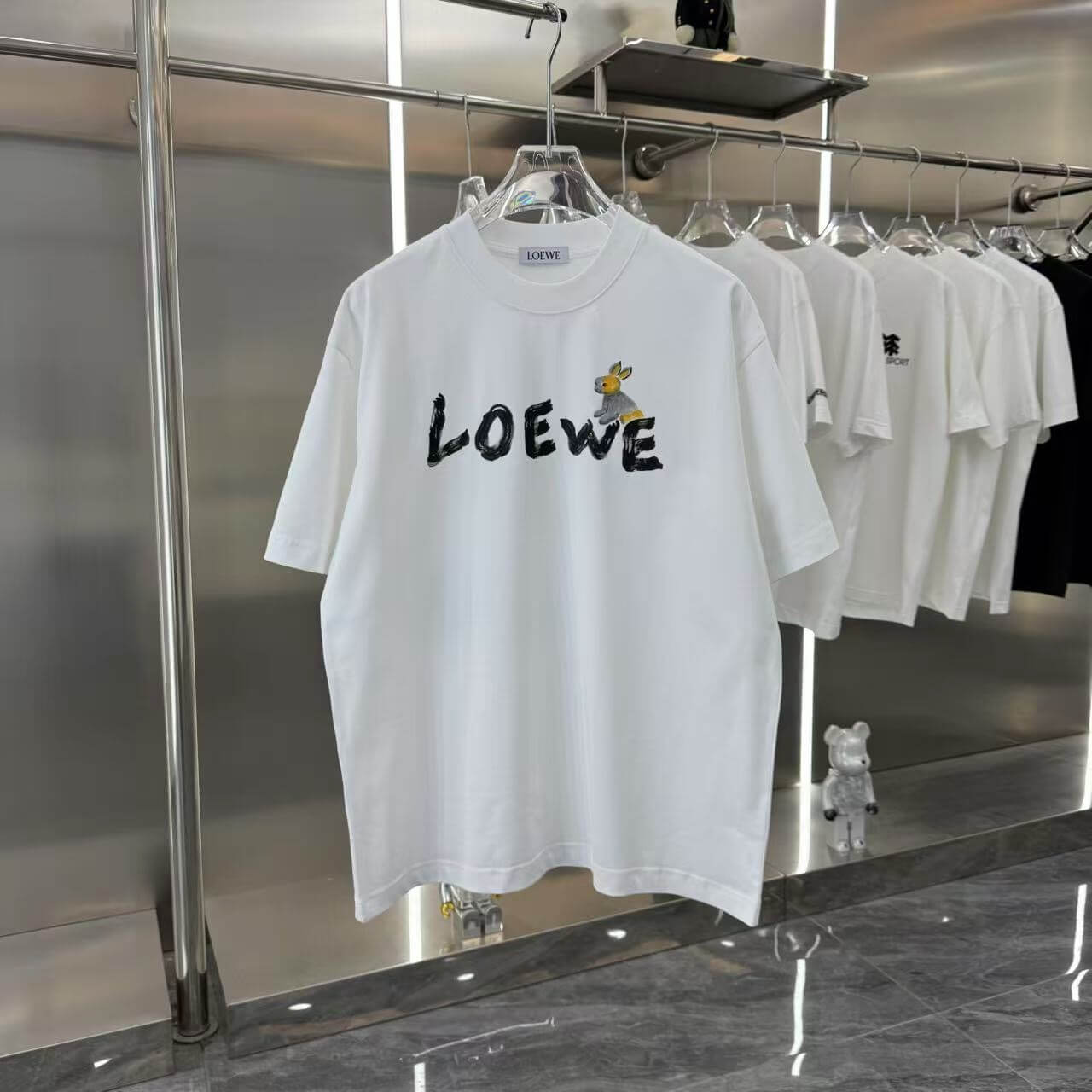 Camiseta con estampado pintado a mano
