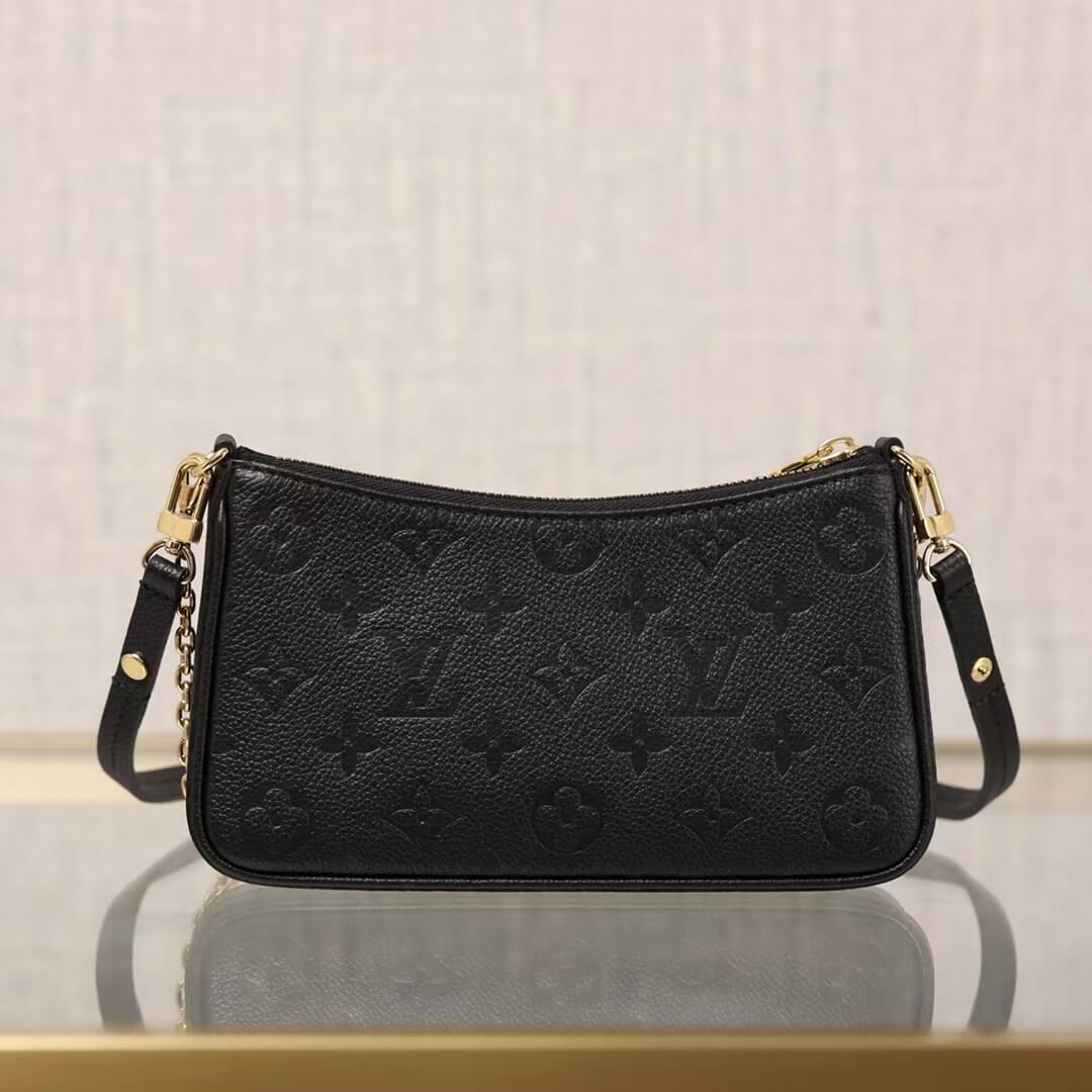 Bolso clásico con cadena en relieve y correa para el hombro bajo el brazo