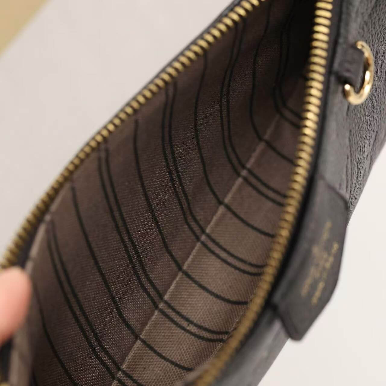 Bolso clásico con cadena en relieve y correa para el hombro bajo el brazo