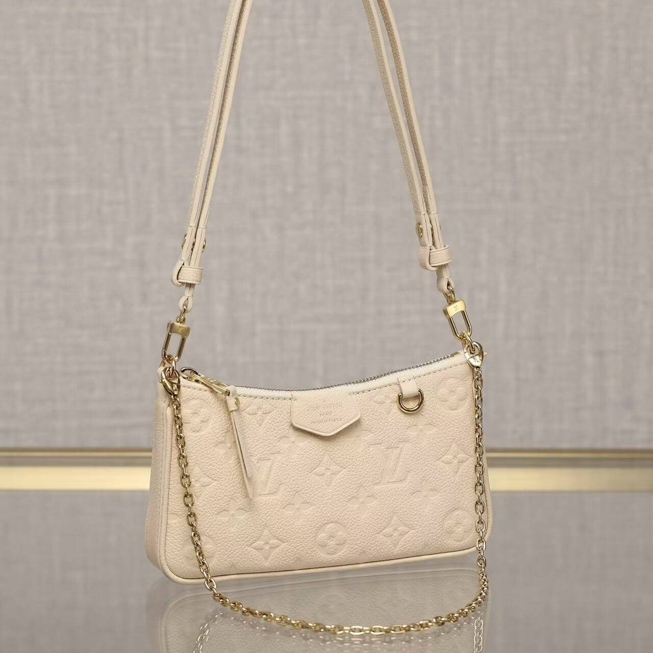 Bolso clásico con cadena en relieve y correa para el hombro bajo el brazo