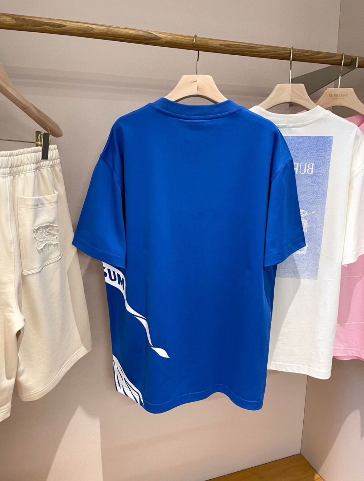 Camiseta con estampado clásico de caballero