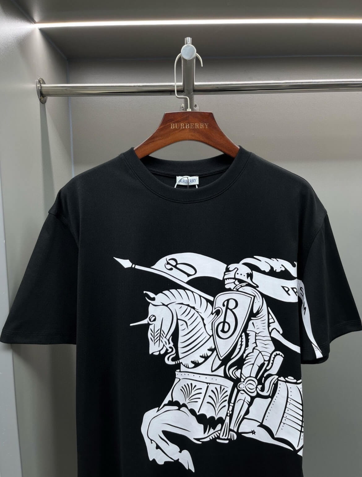 Camiseta con estampado clásico de caballero