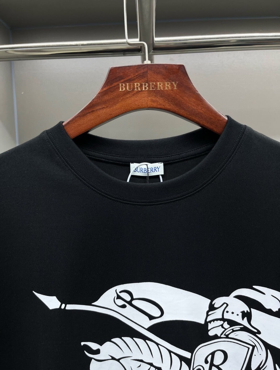 Camiseta con estampado clásico de caballero