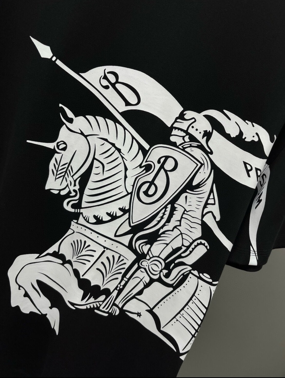 Camiseta con estampado clásico de caballero