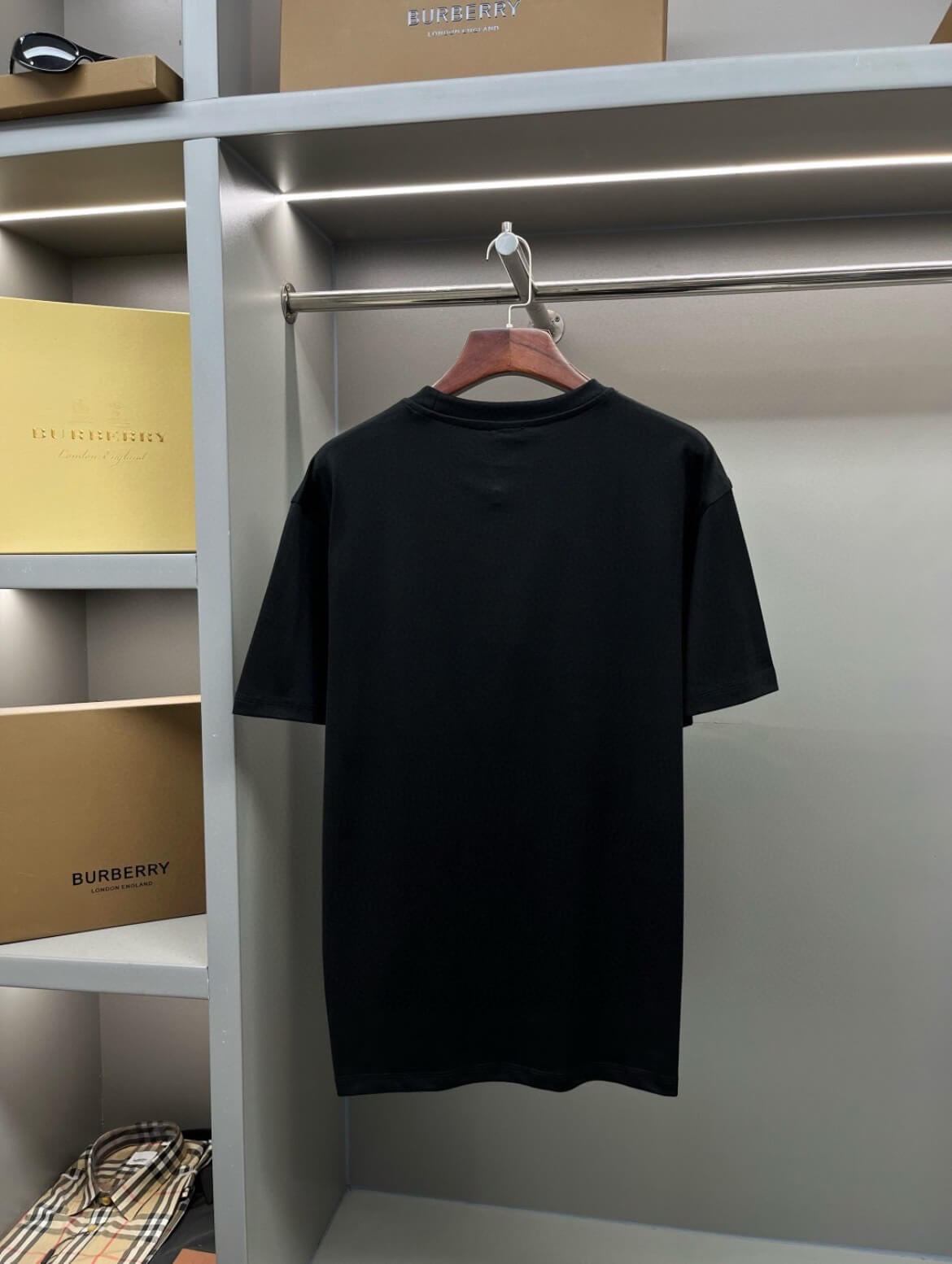 Camiseta con estampado clásico de caballero