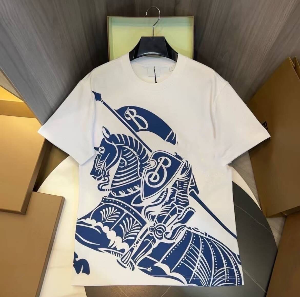 Camiseta con estampado clásico de caballero