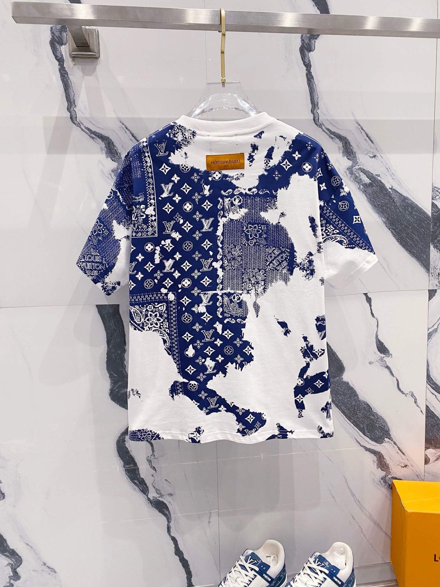T-shirt imprimé bleu Rendering