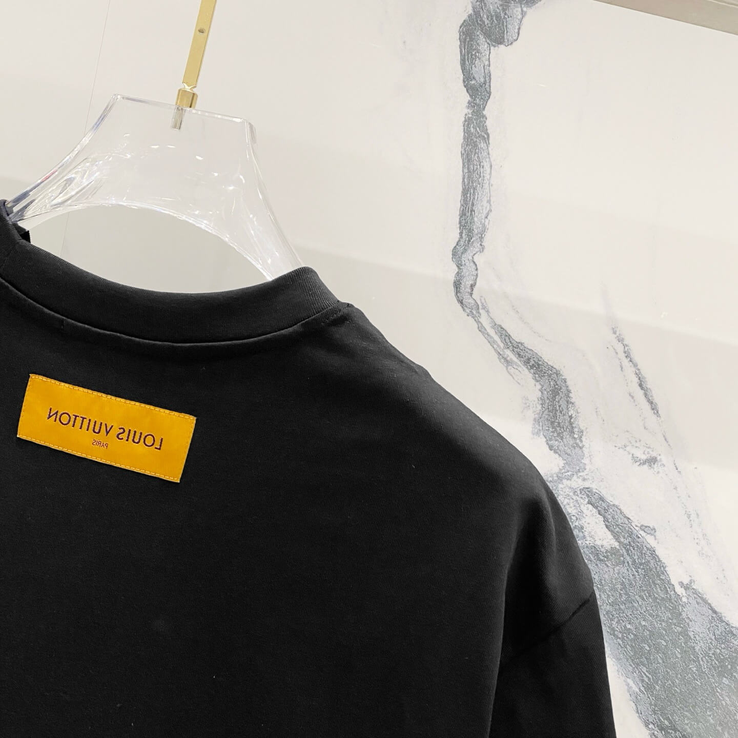 T-shirt sur le processus de moussage