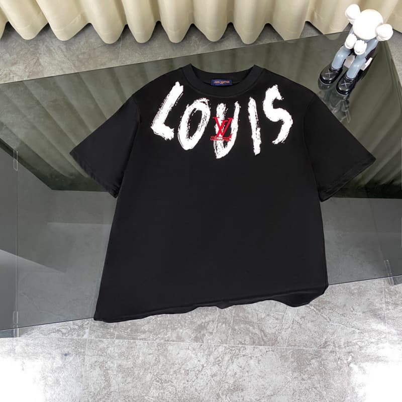 Camiseta con collar, letras y bordado en el pecho
