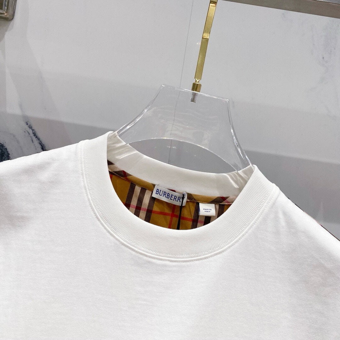 T-shirt à rayures à carreaux sur les manches