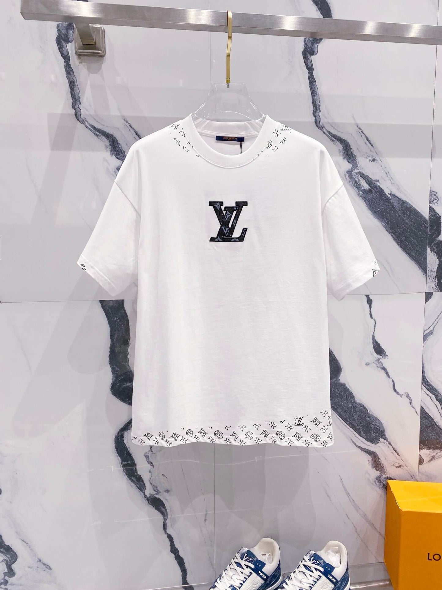 Camiseta con bordado de diseño oculto