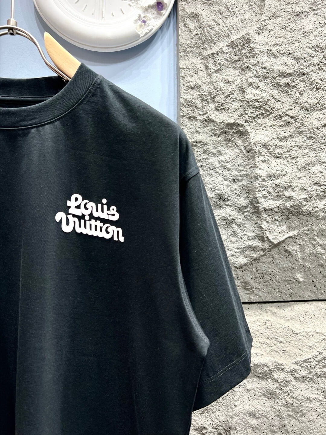 Camiseta con letras tridimensionales