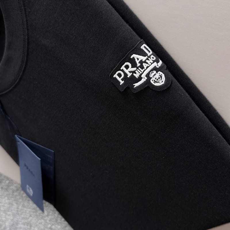 Camiseta minimalista con bordado de patchwork