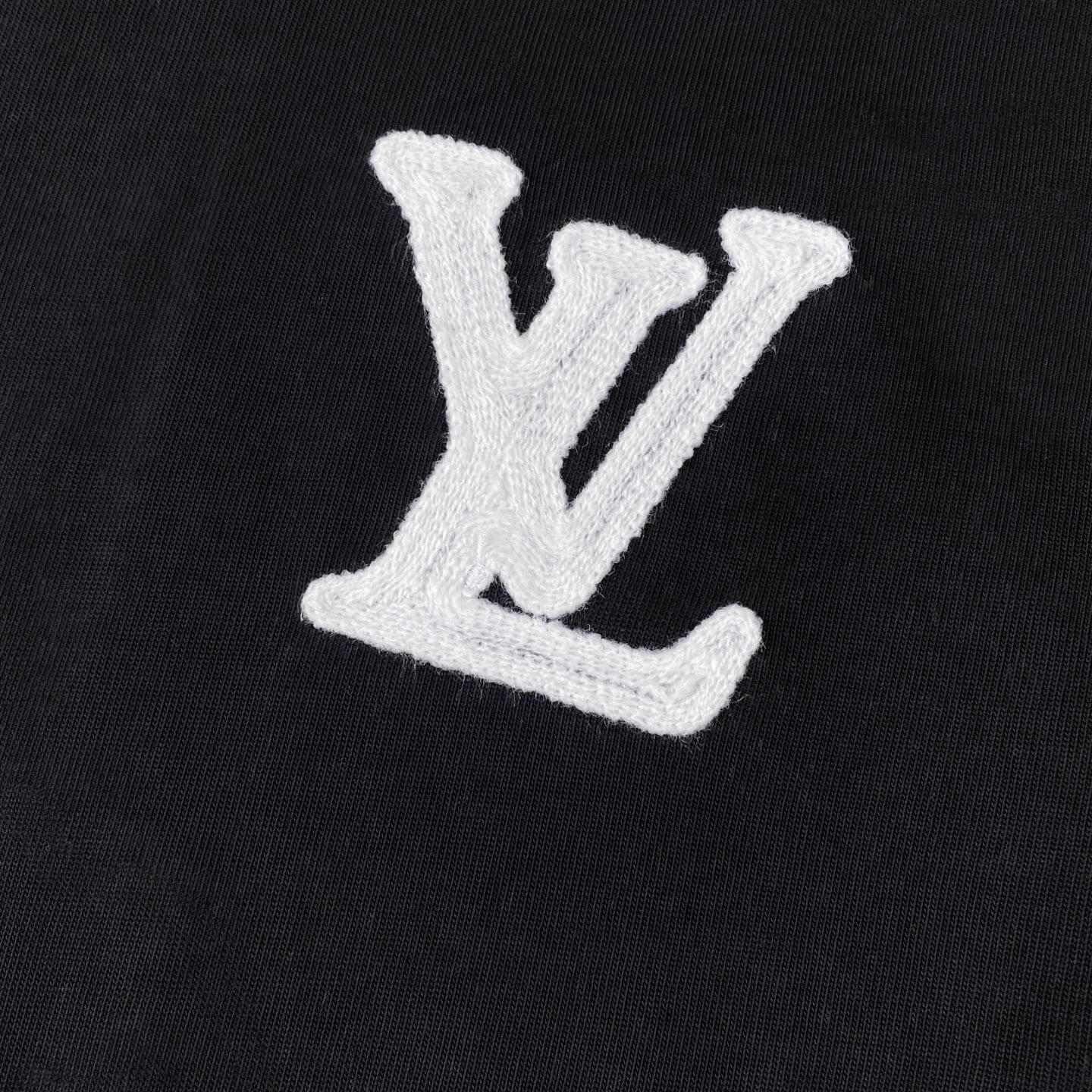 Camiseta clásica con parche de monograma