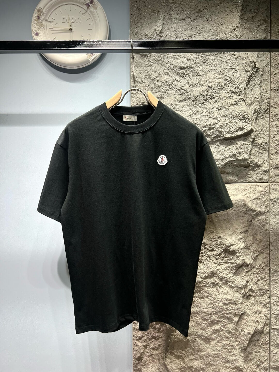 Camiseta con bordado delantero y trasero