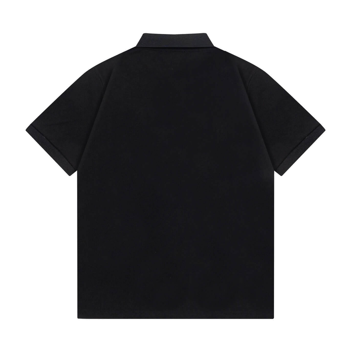 Polo con estampado de letras y cuello en contraste