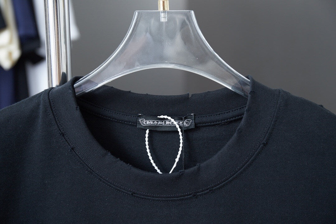Camiseta con bordado de cruz