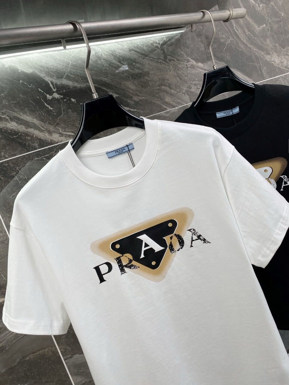 Camiseta con estampado de letras triangulares