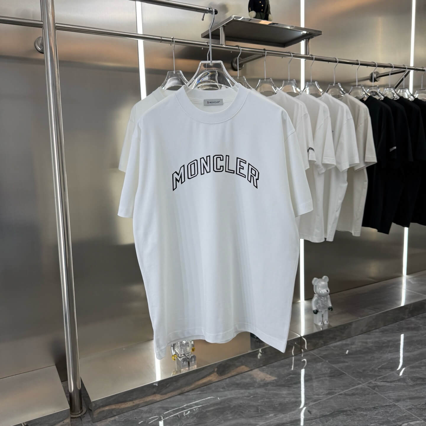 Camiseta con estampado de letras huecas