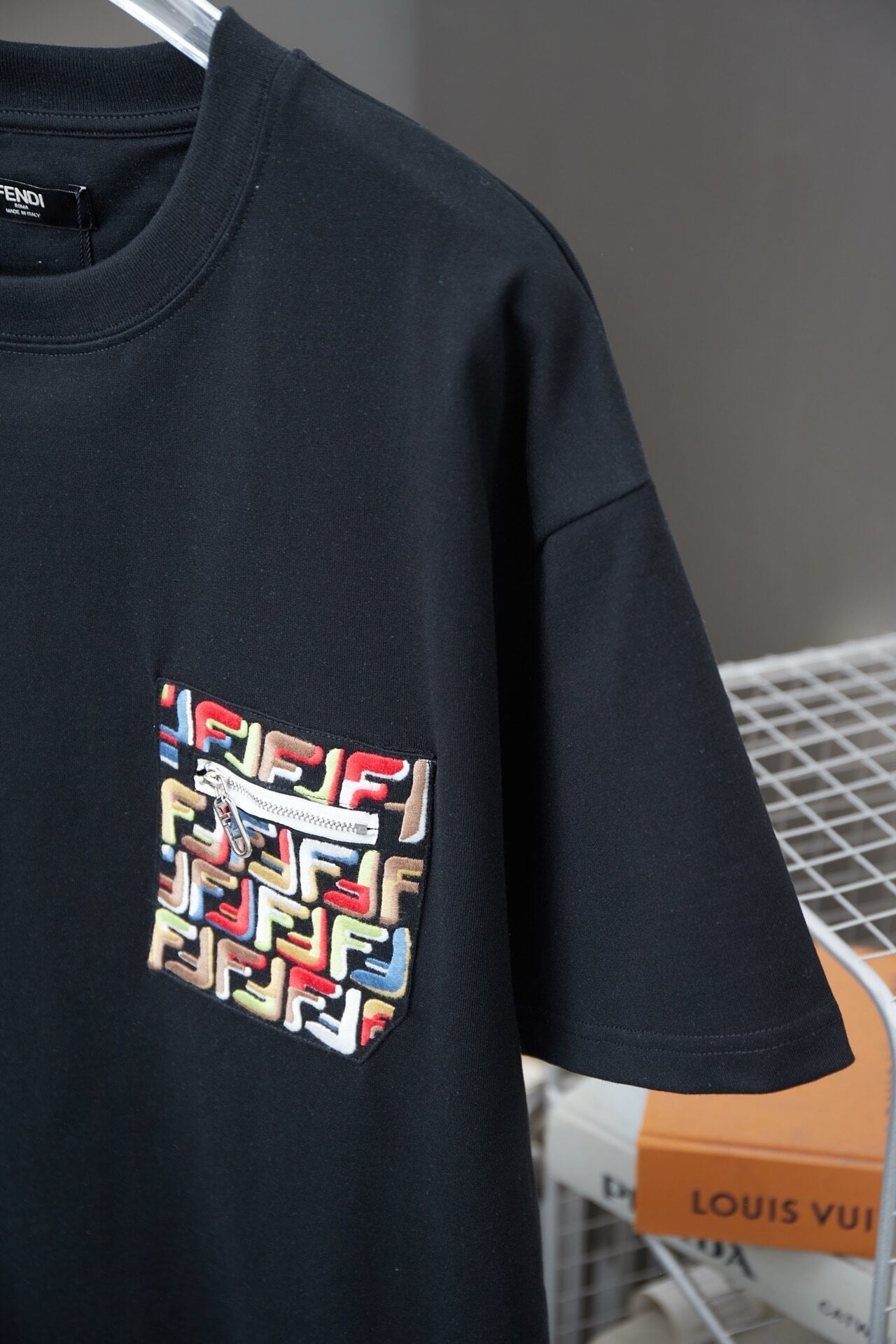 Camiseta con bordado colorido