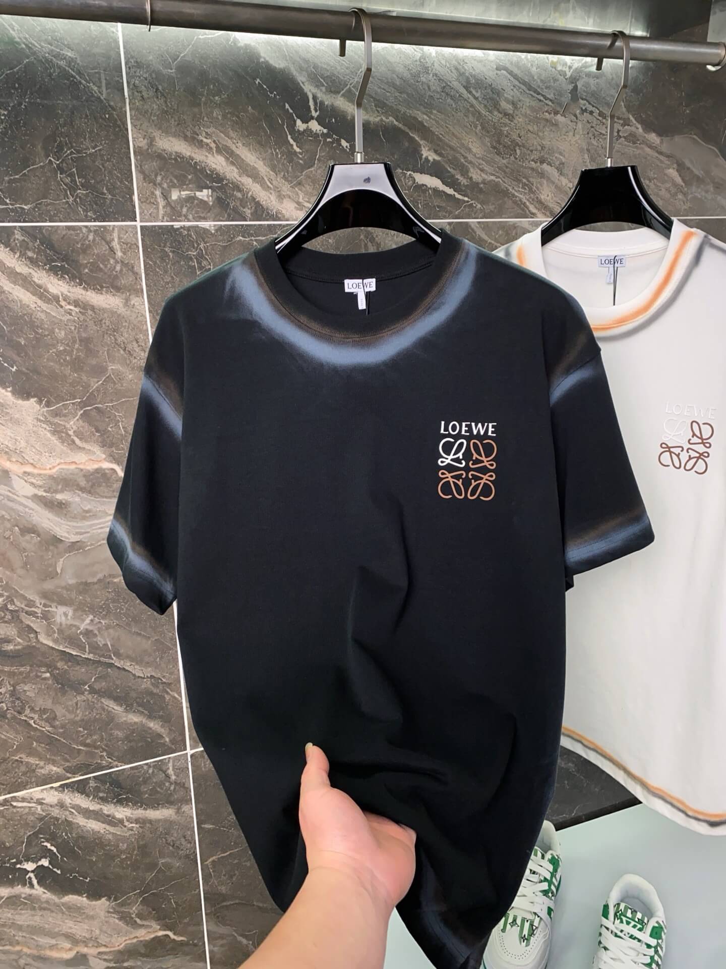 Camiseta de rayas dibujadas a mano
