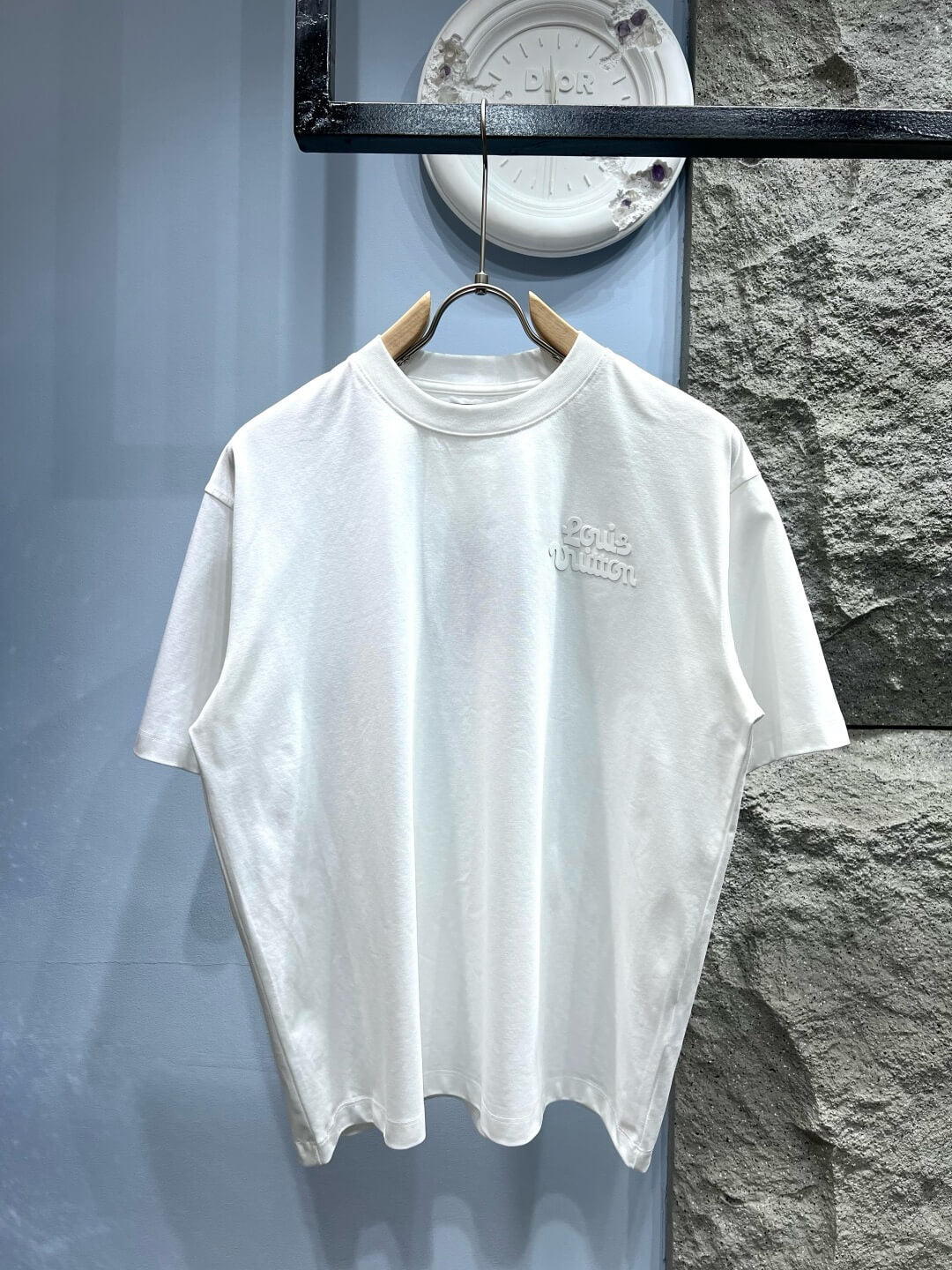 Camiseta con letras tridimensionales