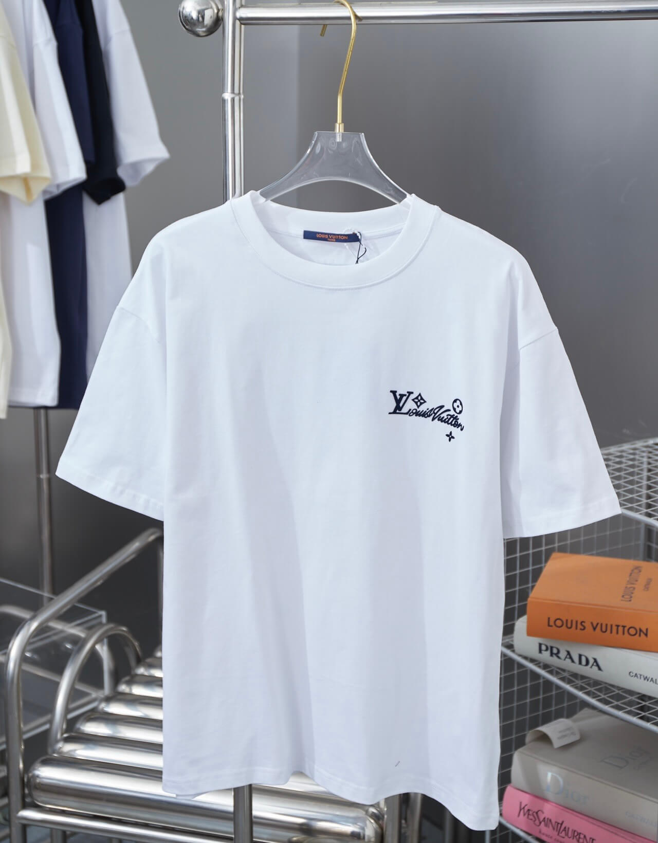 Camiseta con letras flocadas y diamantes de imitación