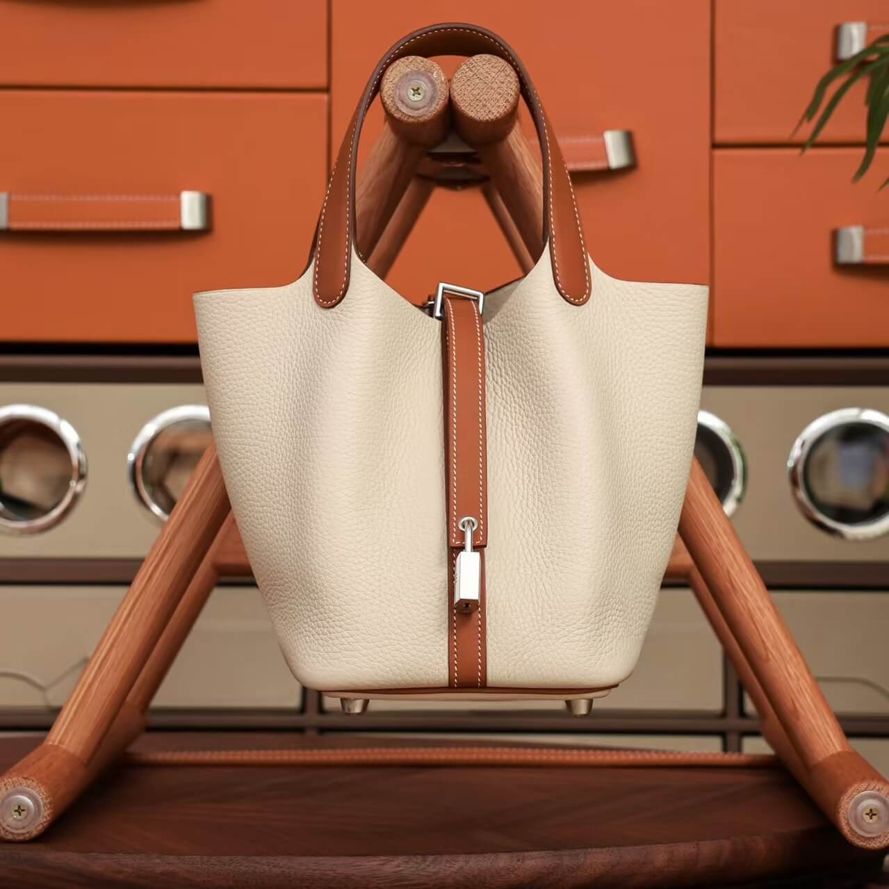 Bolso minimalista de cuero con forma de cesta