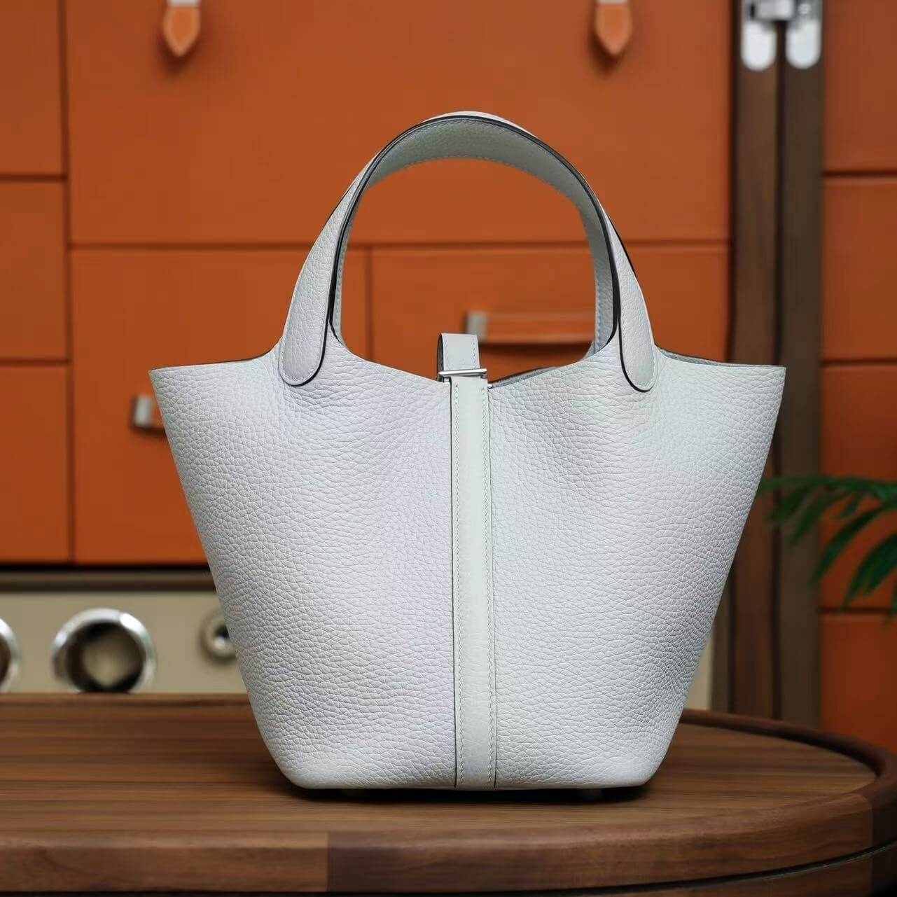 Bolso minimalista de cuero con forma de cesta