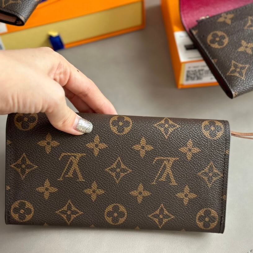 Portefeuille à boucle contrastée et imprimé classique